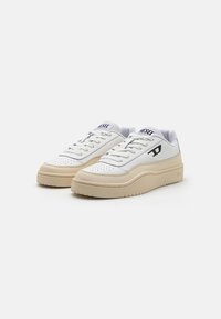 Baskets en cuir blanc avec semelle en caoutchouc beige, boîte à orteils perforée et accents pastel. Elles présentent des lacets plats et un logo sur la languette.