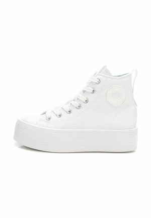 Zapatillas altas de lona blanca con un acabado texturizado, un acento de logo redondo y una suela gruesa. Presenta ojales de metal y cordones blancos.