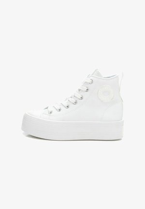 Zapatillas altas de lona blanca con un acabado texturizado, un acento de logo redondo y una suela gruesa. Presenta ojales de metal y cordones blancos.
