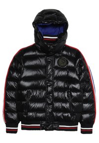 Doudoune noire avec une finition brillante. Elle possède une capuche, des poches zippées, des rayures rouges et bleues sur les épaules, et un patch rond avec un logo.