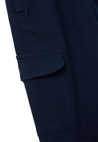 Marineblauwe cargobroek met een gladde textuur, voorzien van een zijzak en gestikte accenten op de manchetten en naden.