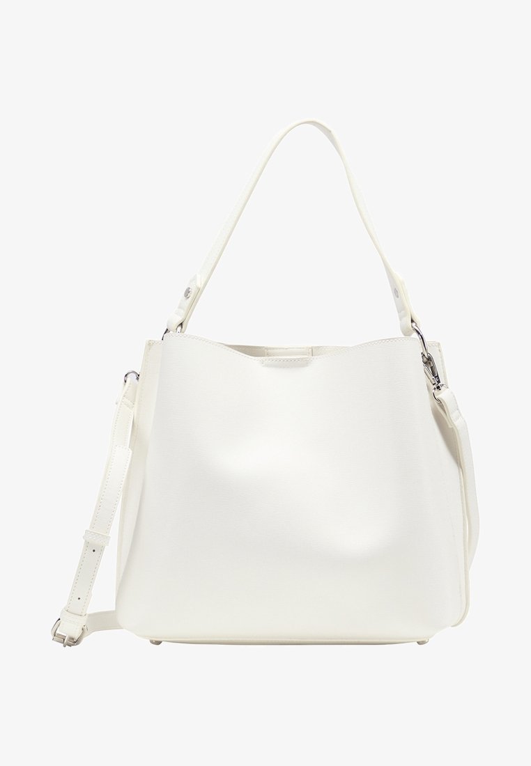 Sac à main synthétique blanc avec une texture lisse, en forme de seau, un dessus plat et une bandoulière amovible. Présente des accents en métal argenté.