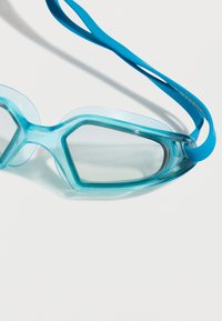 Veekindlad ujumisprillid akvamarinsi värviga, voolujoonelise aerodünaamilise kujundusega, selgete läätsede ja tekstureeritud rihmaga kindlaks kinnituseks.