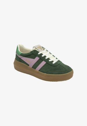 Groene suede sneaker met witte veters, roze synthetische zijkruisen, een beige logopatch en een rubberen gumzool. Voorzien van een gevoerde kraag.