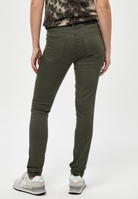 Desires DELOLA GARMENT DYE MIDWAIST - Traperice uskog kroja - beluga green
