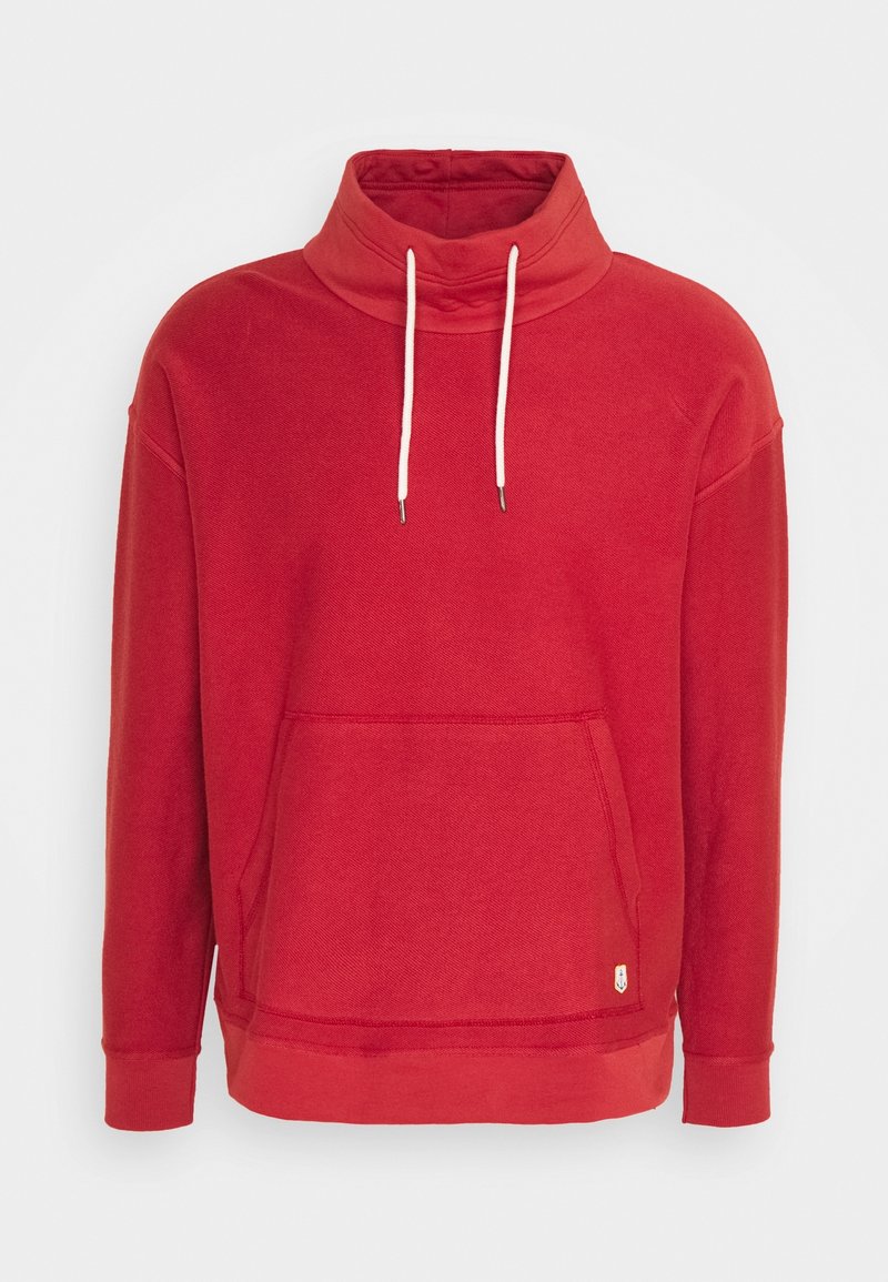 Sudadera roja con cuello alto, cordones y un bolsillo frontal. Cuenta con puños acanalados y una tela texturizada. Detalle de logotipo pequeño.