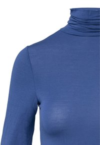 Maglione a maniche lunghe con colletto a dolcevita di un profondo colore blu. Tessuto morbido ed elastico con una vestibilità aderente e texture a costine.