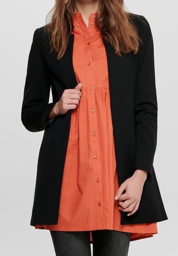 Svart kavaj över en korallfärgad blus med knappar och rynkad midja. Mjukt tyg, figurnära design, långa ärmar och en fåll som går ner över höfterna.