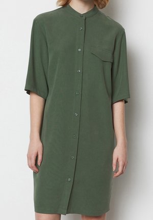 Grünes kurzärmliges Kleid mit durchgehender Knopfleiste, Stehkragen, einer Brusttasche und glatter Stoffoberfläche.
