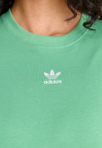 adidas Originals TEE - T-shirts - preloved green
