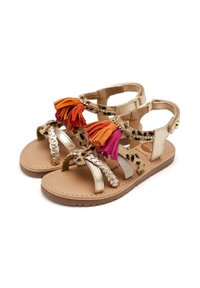 Sandali in pelle sintetica dorata con cinturini intrecciati, pon pon colorati in arancione e rosa, decorati con strass e un motivo leopardato.