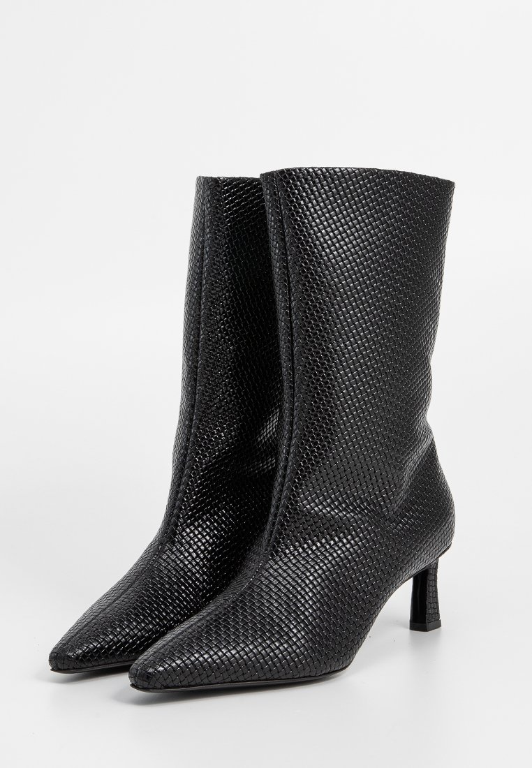 Schwarze Knöchelstiefel mit einem strukturierten, gewebten Design, spitzer Zehe und einem Blockabsatz mittlerer Höhe. Glattes Innenfutter mit eleganter Silhouette.