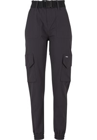 Fekete cargo nadrág elasztikus mandzsettákkal, oldalsó zsebfedőkkel, elöl cipzárral és fekete övvel csattal deréknál.