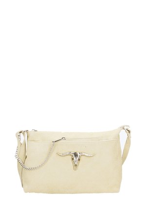 Beige suède handtas met een zilveren accent in de vorm van een longhornskull, voorzien van een enkele schouderriem en ritssluiting, rechthoekige vorm.