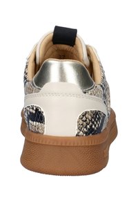 Sneaker met een gestructureerd slangenhuidpatroon in tinten beige en marineblauw, witte lederen accenten, zilveren hielrand en een zool van gomrubber.