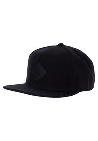 Melna snapback cepure ar plakanu malumu, teksturētu audumu un dimanta formas akcentu priekšpusē. Minimalistisks dizains, nav redzamu logo.
