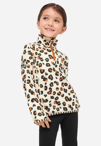 Långärmad pullover med hög krage, med en krämfärgad bas och svart-orange leopardmönster, dragkedjestängning och randig nederkant.