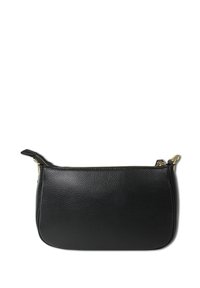 Zwarte leren clutch met een gestructureerd oppervlak, een gouden ritssluiting met hardware en een zijhandvat. Eenvoudige, rechthoekige vorm, compact ontwerp.