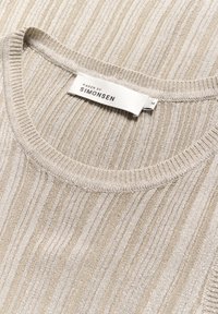 Beżowy sweter dziany z prążkowaną fakturą i subtelnymi metalicznymi włóknami. Okrągły dekolt z metką "Karen by Simonsen", rozmiar M.