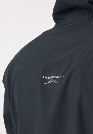 Sort jakke med hætte med hvid "SWEDEMOUNT" tekst og bjerglogo på øvre del af ryggen.