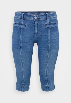 Calças capri em denim azul com um design ajustado, dois bolsos frontais e uma bainha dobrada. O tecido tem uma textura suave com um leve desbotamento.