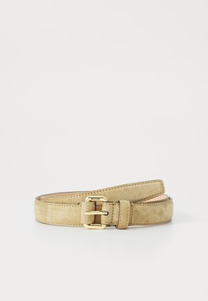 Suedebelte i lys beige med slank design, med en buckle i gulltonet metall og en glatt tekstur. Sømkanter for holdbarhet.