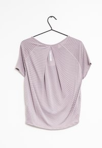 Ljuslila kortärmad topp med svaga horisontella ränder hängande på en svart galge mot en vit bakgrund.