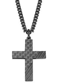 Pendente a forma di croce in metallo nero con finitura testurizzata e scanalature diagonali, sospeso a una catena spessa.