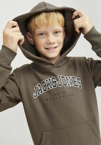 Hoodie marrone con tasca frontale e grafica che recita "JACK & JONES EST. 90 WORLDWIDE." Materiale morbido con polsini a coste.