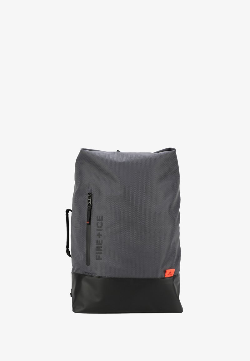 Sivý batoh vyrobený z textúrovaného materiálu s čiernym dnom. Má predné vrecko na zips a branding po boku s kontrastnými akcentmi.