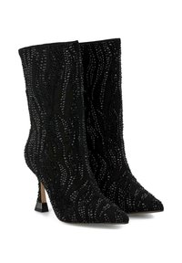 Botas de tobillo negras con una silueta ajustada, adornadas con un patrón de olas de cuentas negras, punta afilada y tacón cuadrado.