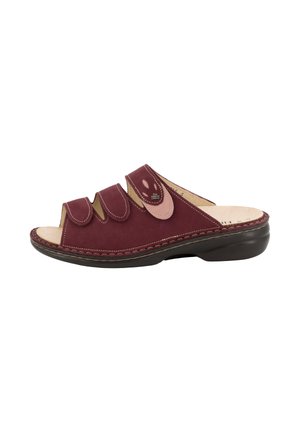 Sandale burgundy à bout ouvert avec trois brides réglables et semelle noire rembourrée conçue pour le confort et le soutien.