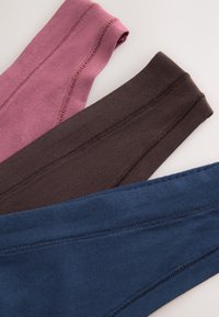 Trois bandeaux en tissu pliés rose, marron et bleu, chacun avec des détails de couture visibles le long des bords.