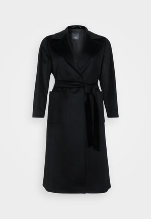 Cappotto in misto lana nera con colletto strutturato, maniche lunghe, tasche frontali, cintura in vita e taglio al ginocchio.