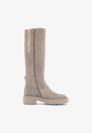 Bottes en suède beige haute jusqu'au genou avec une fermeture éclair sur le côté, une semelle épaisse marron clair et une texture lisse avec un design contourné.