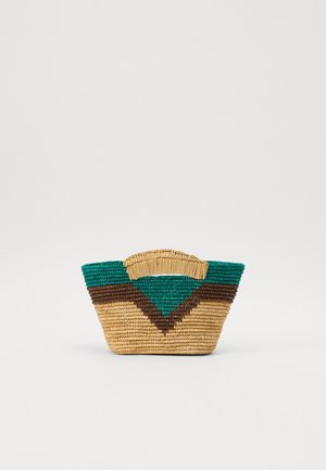 Bolso de mano de paja tejido con forma de trapecio, con patrón de chevron en tonos verde azulado y marrón y recorte de asa integrada en la parte superior.