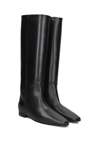 Zwart leren laarzen tot de knie met een gladde textuur, puntige neus en minimalistisch ontwerp, met een platte, lage hak en naadloze afwerking.