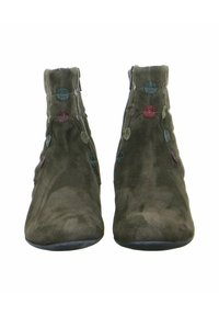 Grüne Wildleder-Stiefeletten mit glatter Textur, die bunte, kreisförmige Akzente entlang des Reißverschlusses aufweisen. Runde Zehenpartie und niedriger Absatz.