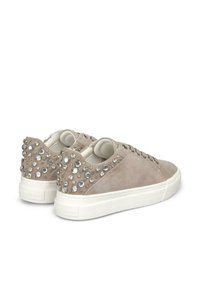 Sneaker in suede beige con suole in gomma bianca, caratterizzati da strass decorativi sul retro, punta arrotondata e un design con lacci a contrasto.