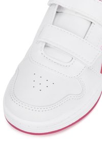 Baldos suknelė su dviem lipdukais, perforuota kojų dalimi ir rožiniu guminėm padais. Lygus sintetinės medžiagos viršus su subtiliais siuvimo detalėmis.