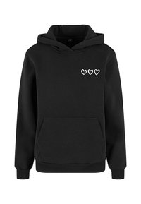 Felpa nera in morbido tessuto, con tasca a marsupio frontale e tre cuori bianche disegnate in alto a sinistra. Stile classico a pullover.