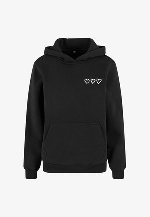 Schwarzer Hoodie aus weichem Stoff, mit einer vorderen Kängurutasche und drei weißen Herzmotiven auf der oberen linken Seite. Klassische Pullover-Form.