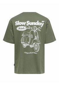 Olijfgroene katoenen t-shirt met een witte grafiek van een scooter en de tekst "Slow Sunday" met aanvullende zinnen en designelementen.