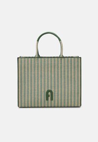 Zielono-beżowa torba na ramię w paski z dwoma uchwytami, wykonana z plecionego materiału, z zielonym detalem logo z przodu. Prostokątny kształt.