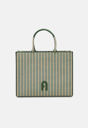 Borsa a spalla a strisce verde e beige con due manici, realizzata in materiale intrecciato, con dettagli del logo verde sul davanti. Forma rettangolare.