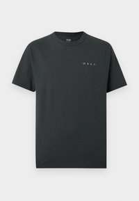 Μαύρο T-shirt με κοντά μανίκια και στρογγυλή λαιμόκοψη, με μικρό λευκό κείμενο «OBEY» τυπωμένο στο αριστερό στήθος.