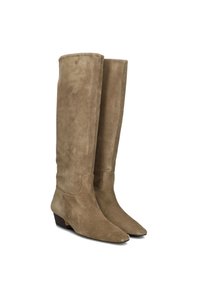 Kniehoge laarzen van taupe suede met een puntige neus en een lage blokhak. Zachte textuur zonder zichtbare hardware of patronen.