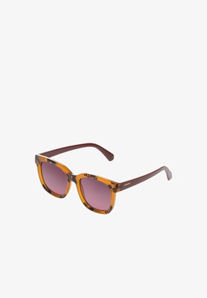 Lunettes de soleil carrées à motif écaille de tortue avec des verres violets et des branches rouge foncé, inclinées vers la droite sur un fond blanc.