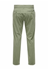 Pantaloni verde oliva realizzati in cotone, con due tasche posteriori con chiusura a bottone e una vestibilità dritta. Texture liscia.