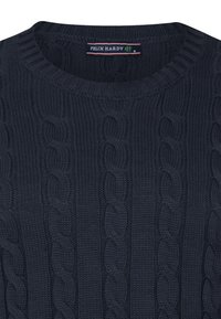 Dunkelblauer gestrickter Pullover mit geripptem Rundhalsausschnitt und Zopfstrickmuster, das strukturierte Designelemente zur Schau stellt. Markenlabel sichtbar.
